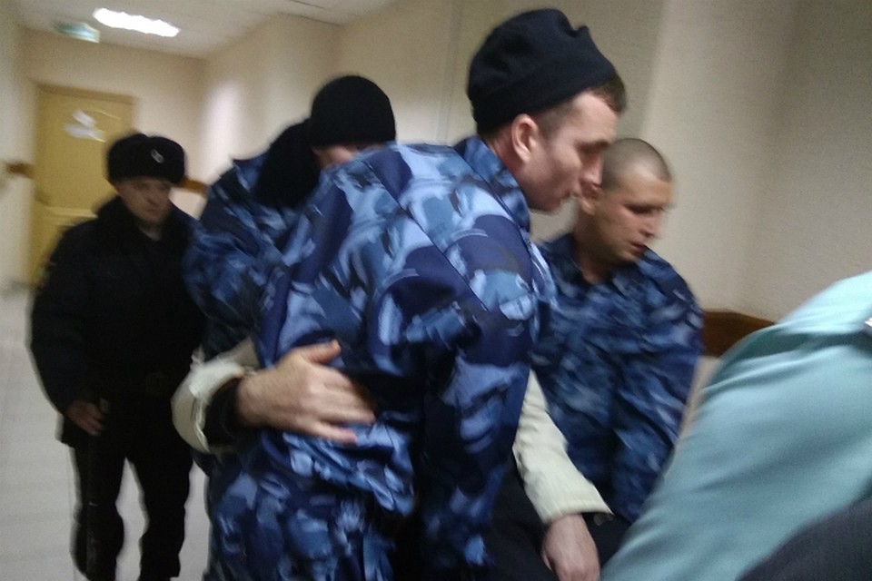 На очередное заседание суда Иосифа Ровейна приставам пришлось нести на руках - отказали ноги. Фото: Анна МИКУЛА