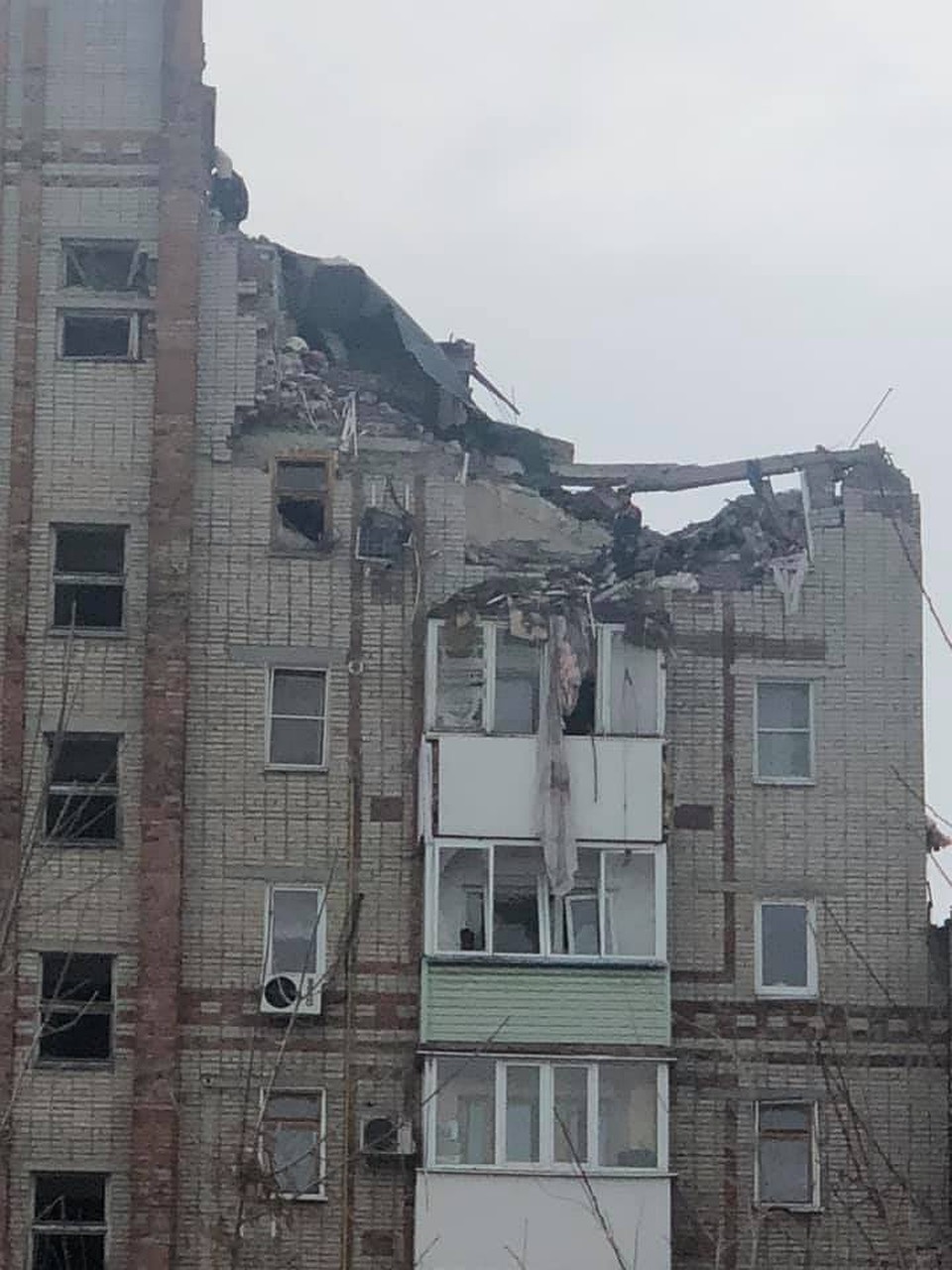 18 человек продолжают жить в гостиницах, а специалисты проверяют разрушенный подъезд на прочность. Фото: Ольга ГОПАЛО