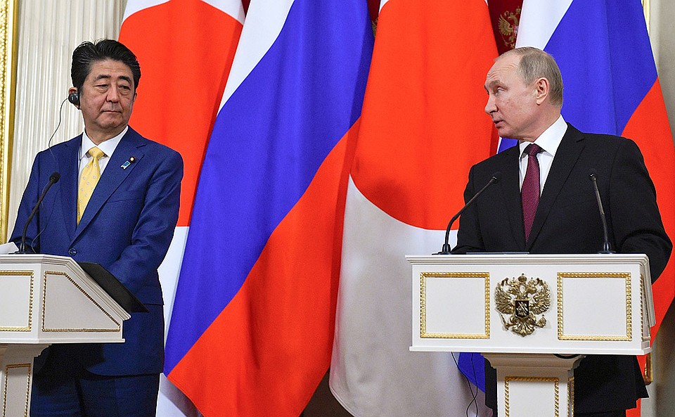 После выхода Путина и Абэ к журналистам стало ясно: прорыва в российско-японских отношениях не произошло. Фото: REUTERS