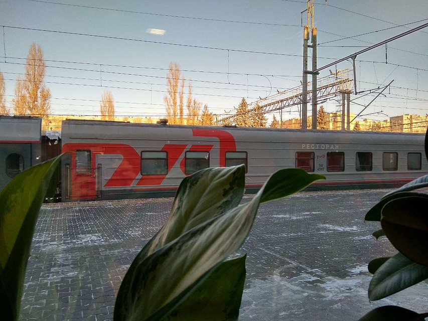 Повезло тем пассажироам, кто не успел отправиться с вокзала. Остальных не выпускали из вагонов