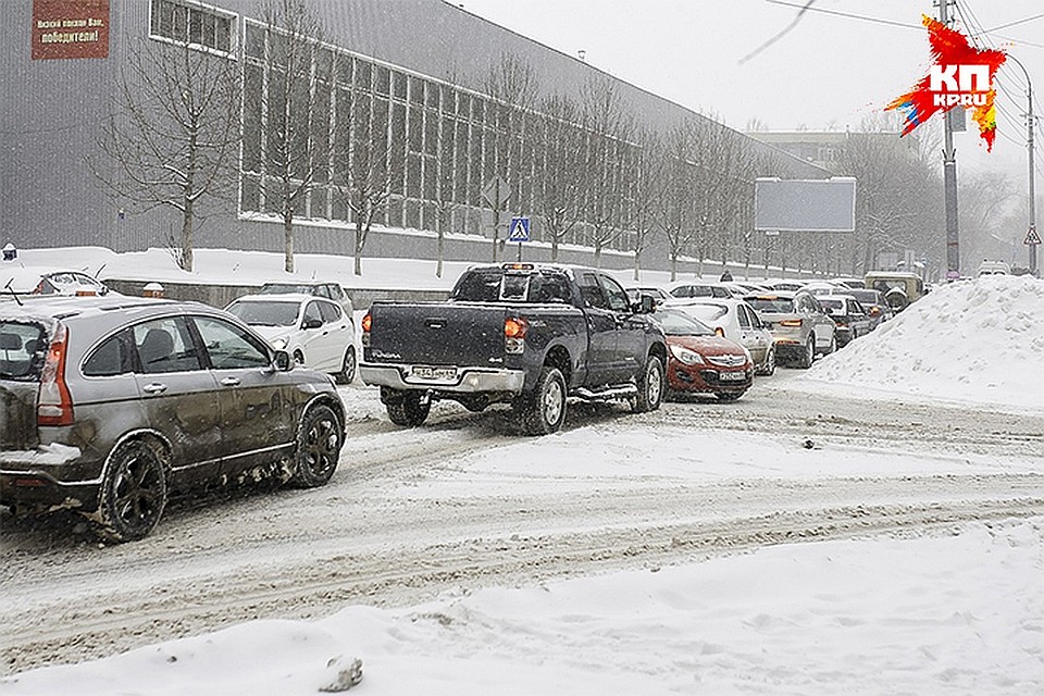 Заносы по всему городу задержали саратовцев в многочасовых пробках