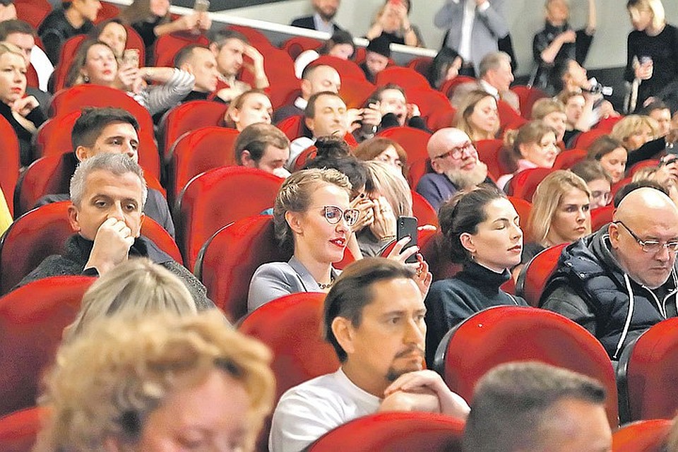 Ксения Собчак и Константин Богомолов на премьере фильма «Дом, который построил Джек». Ноябрь 2018 года. Режиссер трет нос - неужели предчувствует, что именно эта часть тела пострадает из-за общения с Ксенией? Фото: Лариса КУДРЯВЦЕВА/ЭГ