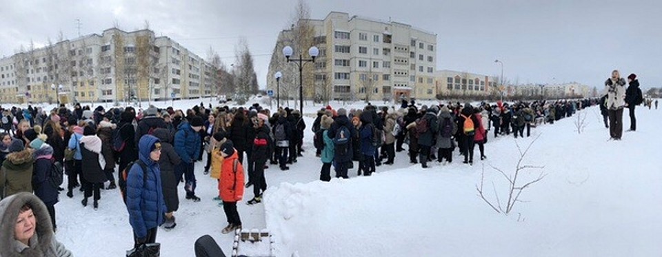 После получения сообщений школьников вывели из здания. Фото: Вконтакте, из группы Школы Твери