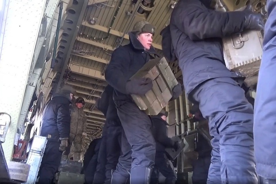 В работах по ликвидации завала задействованы около 540 человек Фото: Пресс-служба Восточного военного округа Минобороны России