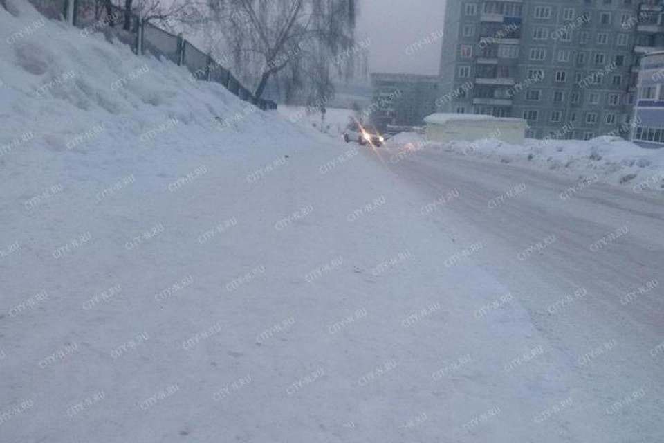 Девочка поскользнулась на нечищеном тротуаре. Фото: city-n.