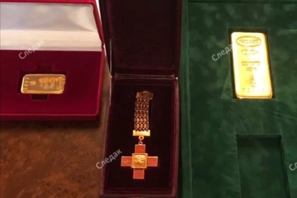 В поместье Арашуковых нашли золотые слитки весом от 250 грамм до килограмма. Фото: оперативная съёмка