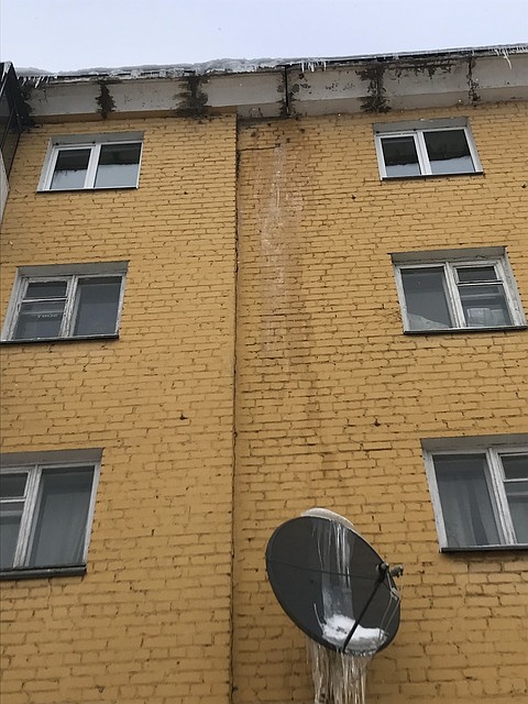 Такая трещина пошла по фасаду пятиэтажки