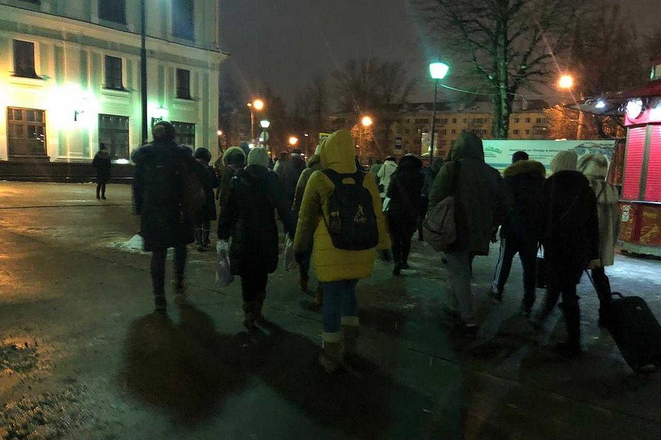 Для пассажиров "ласточки" поездка в Псков из Петербурга 31 января затянулась на пару часов из-за поломки тепловоза. Фото предоставлено очевидцами.