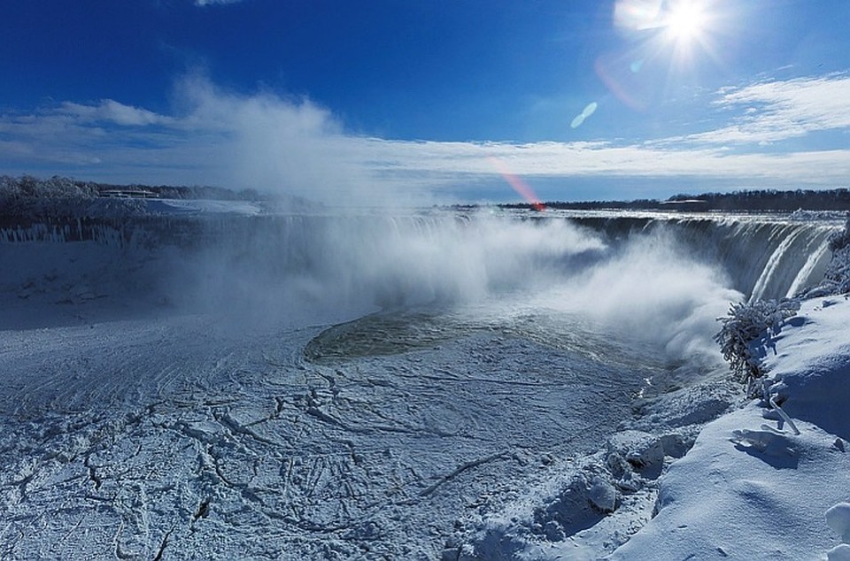 Ниагарский водопад замер.