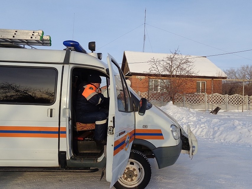 Спасатели и пожарные прошли по всем домам вблизи тлеющего карьера