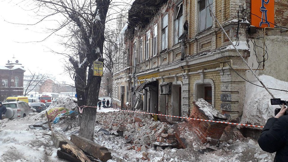 Рухнула не только кровля, но осыпалась часть стены Фото: Дарья Вострикова