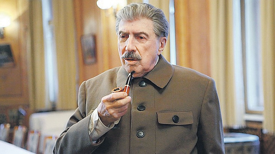 Сталина многие пытались играть, понять, оправдать или, наоборот, осудить. Но то, что делал Юрский, - это его фантастическая находка. Фото: Кадр из фильма