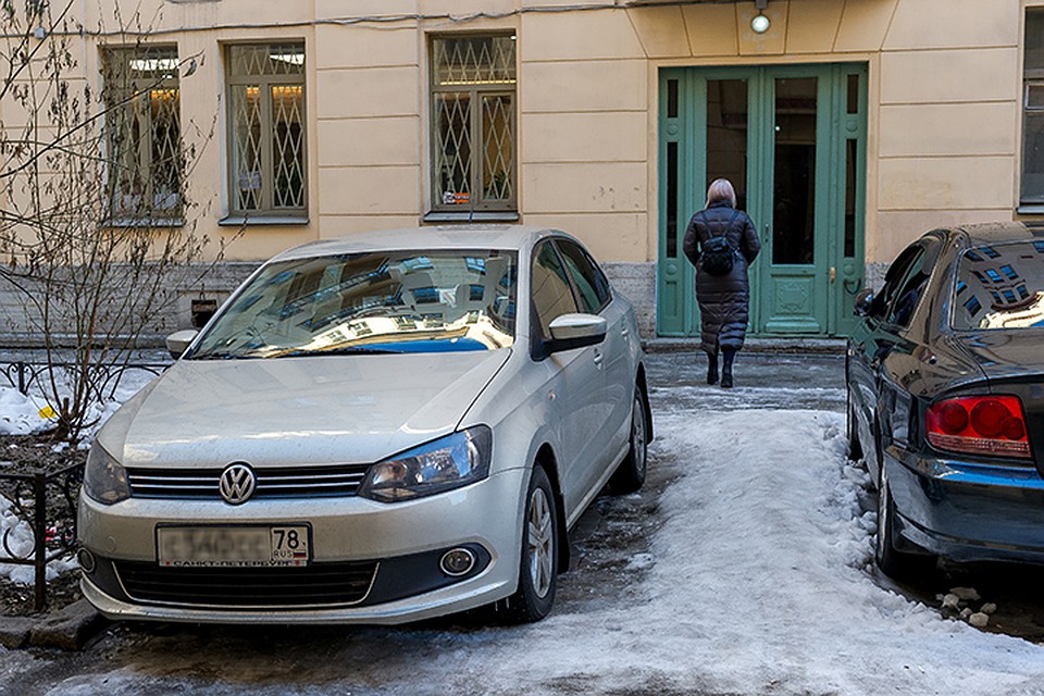 У дома Друзя в Петербурге дежурят журналисты. И даже в его старенький Фольксваген заглядывают. Фото: Олег ЗОЛОТО