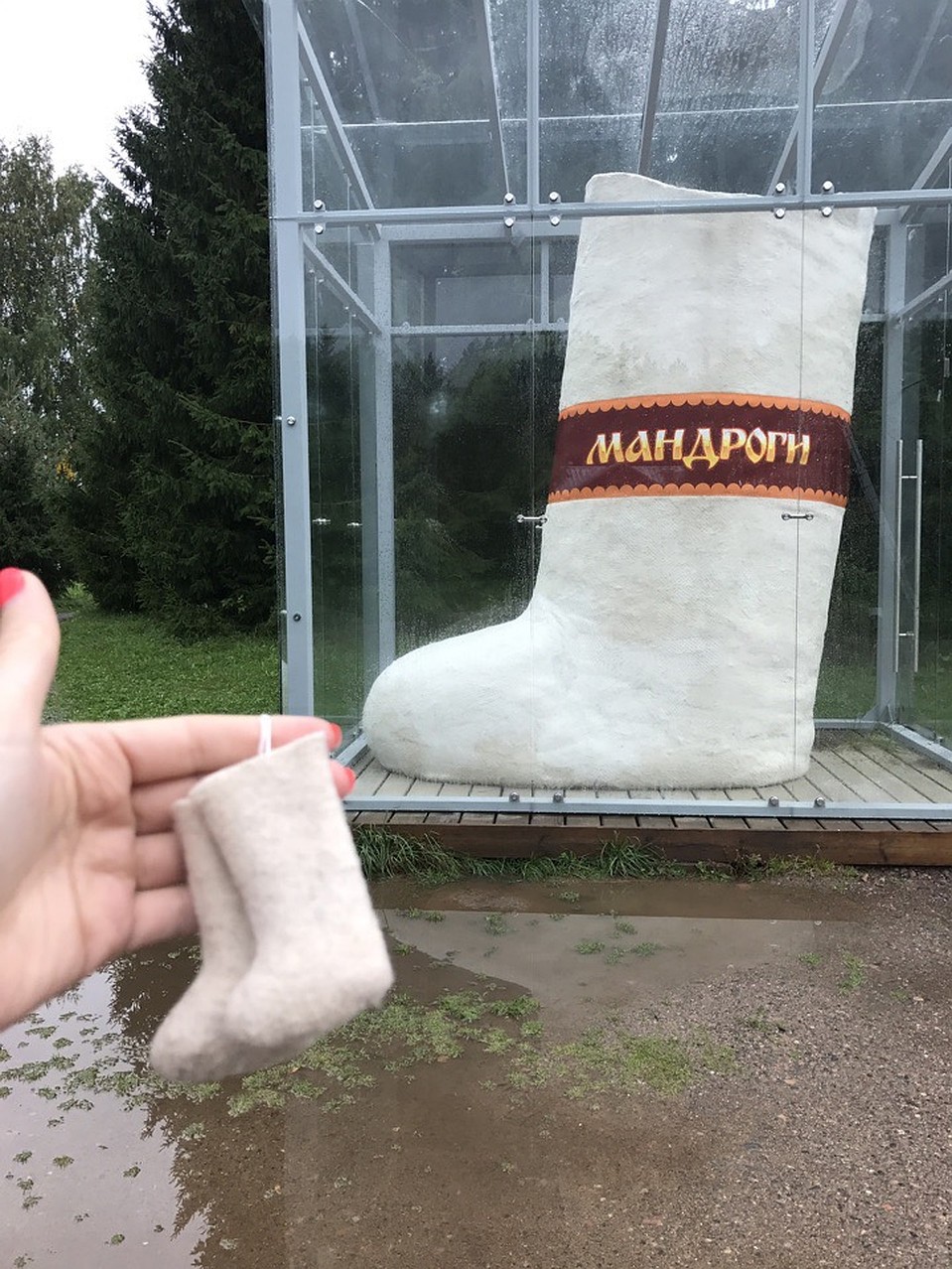 Сейчас валенок стоит в деревне Мандроги. Фото: публикации Герой