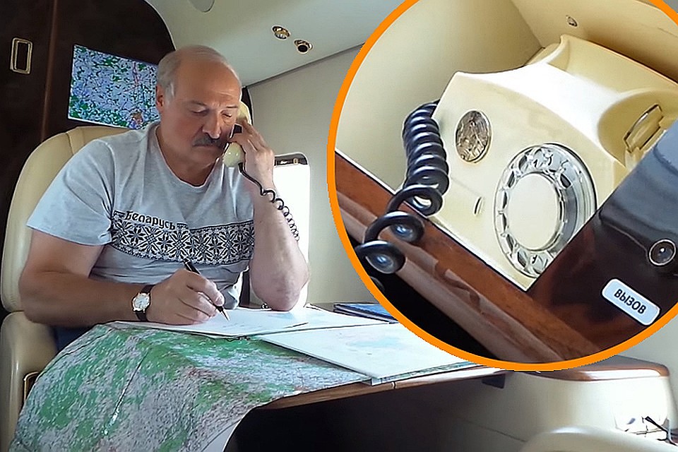 В старом президентском вертолете даже телефон – старый. Кадр видео БелТА.