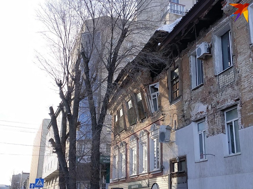 Стену и окна перекосило под тяжестью снега Фото: Александр Уриевский