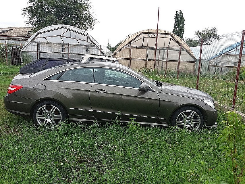 «Мерседес-Бенц S500 4МАТIС» полковника Захарченко на спецстоянке, август 2018 года. Фото: Александр СТЕПАНОВ