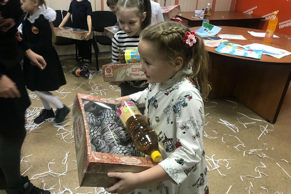 Вручение подарков Фото: Оксана КОЗЛОВА