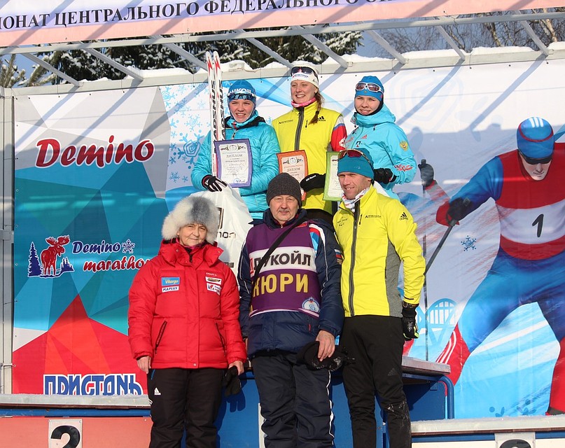 Пьедестал первенства ЦФО: Дарья Рогозина в верхнем ряду в центре. Фото: cspsk-vrn.ru