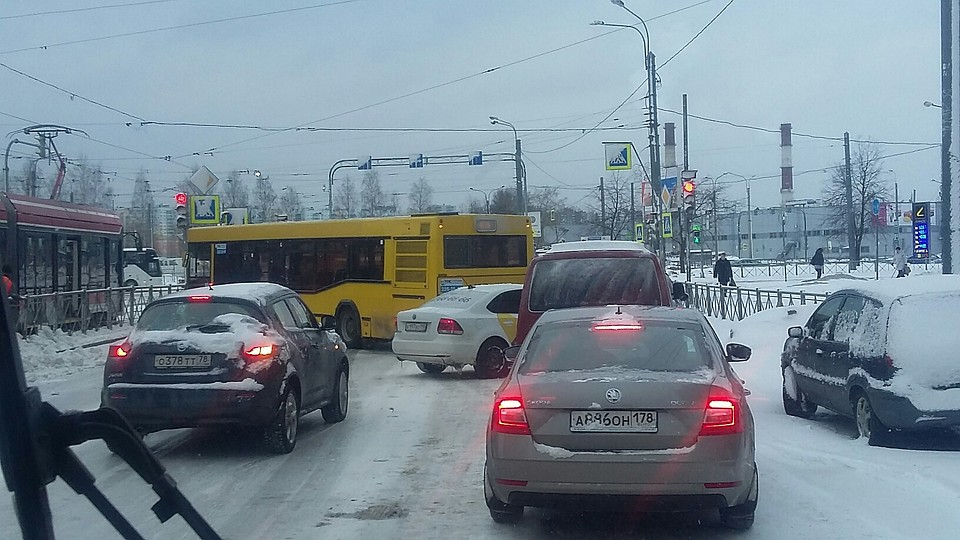 Автобус столкнулся с машиной на повороте Фото: ДТП и ЧП Петербурга