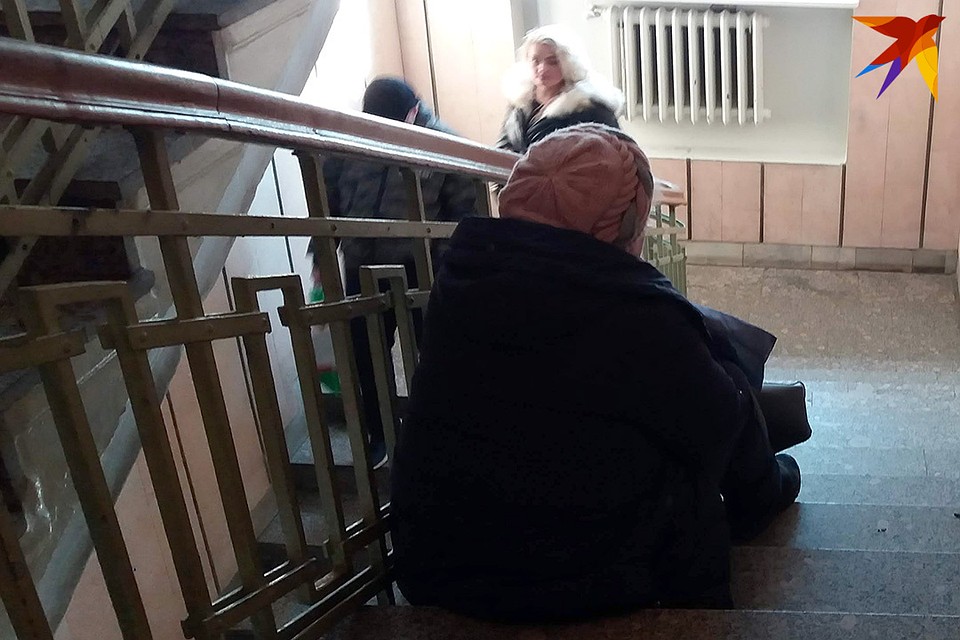 Мать Натальи ждала приговора за дверьми зала суда и очень переживала за дочь. Фото: Оксана БРОВАЧ