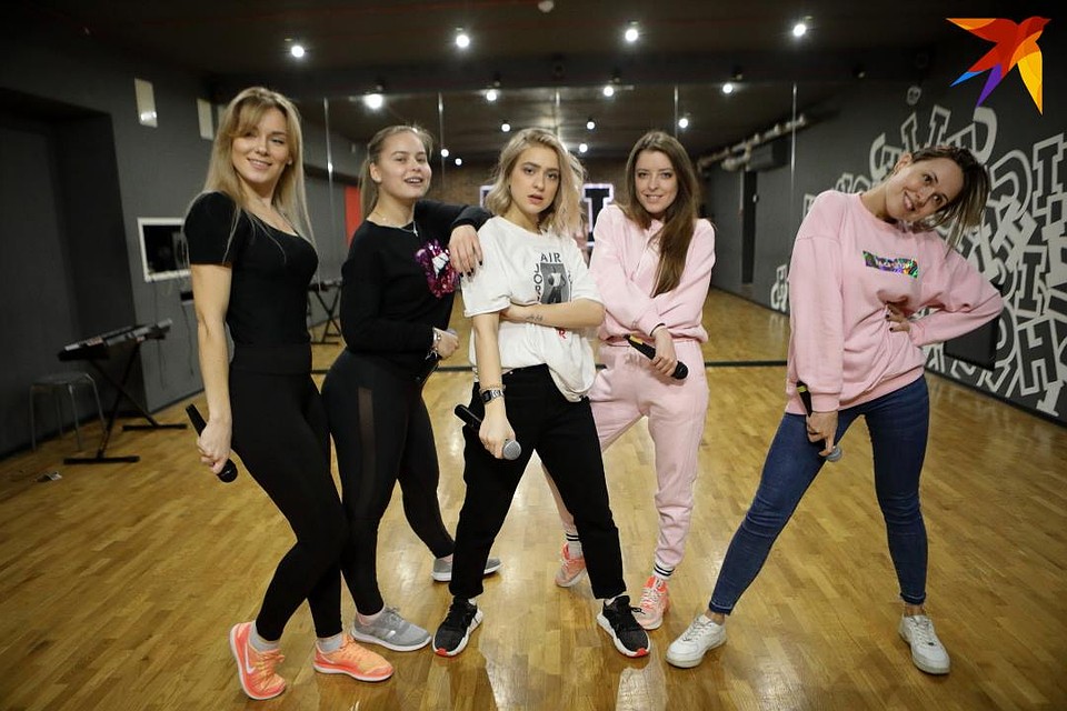 Зена гордится тем, как все получается. Ее продюсер Виктор Дробыш пока координирует работу из Москвы, но на финальное шоу он прилетит в Минск. Фото: Святослав ЗОРКИЙ