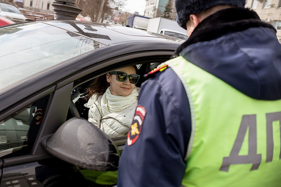 Челябинских автомобилисток поздравили с 8 Марта Фото: Валентина ВАГАНОВА