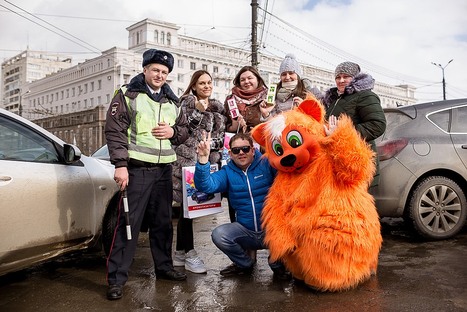 Челябинских автомобилисток поздравили с 8 Марта Фото: Валентина ВАГАНОВА