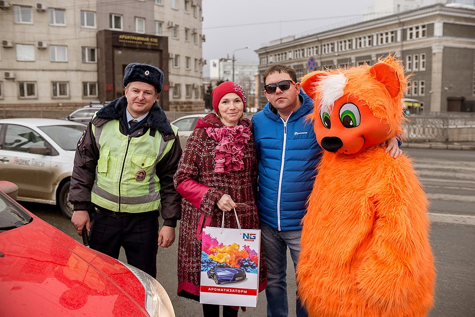Челябинских автомобилисток поздравили с 8 Марта Фото: Валентина ВАГАНОВА