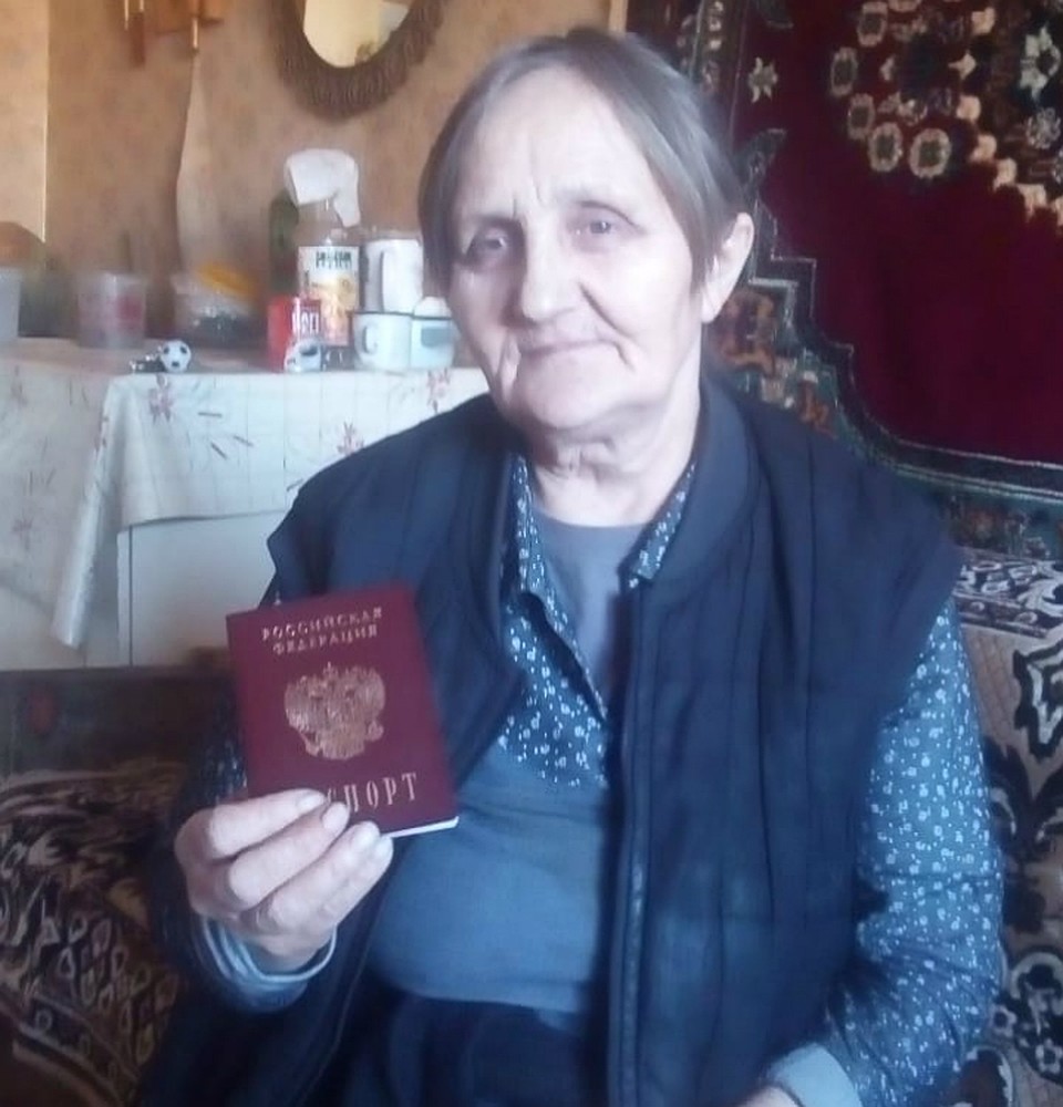 Галина Петровна только недавно стала полноправной гражданкой РФ, расставшись с паспортом несуществующей страны. Фото: Елена МОРОЗ