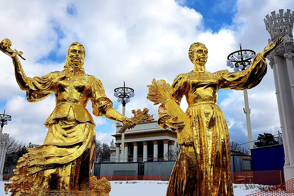 Фигуры скоро установят вокруг самого известного фонтана Москвы. Фото: Алиса ТИТКО