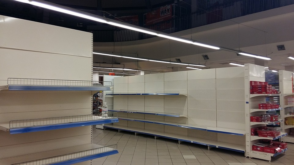 Полки магазинов первое время пустовали. Супермаркет в центре Симферополя, 2015 год. Фото: Анастасия КУРДЮКОВА