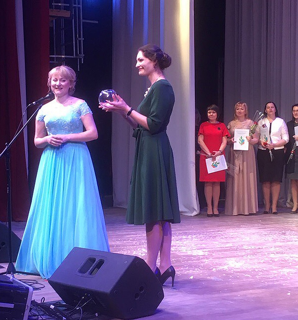 Символ конкурса Ларисе передала Учитель года -2018 Елена Власова. Фото: Светлана КИРИЛЛОВА.