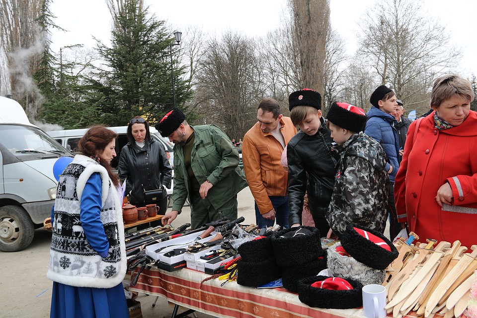 В парке много желающих померить настоящий казацкий головной убор. Фото: Галина КОВАЛЕНКО