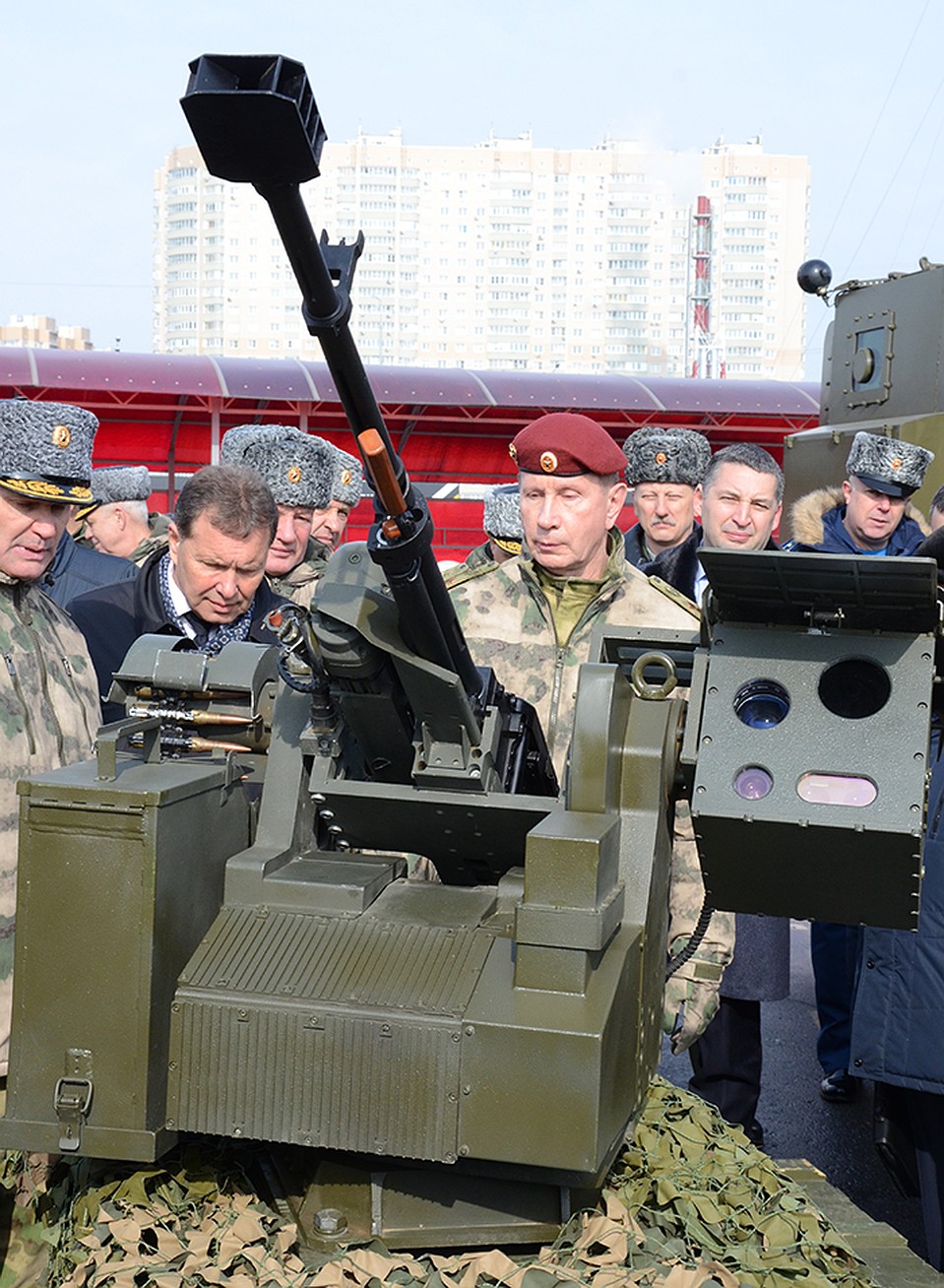 Перед совещанием Золотов осмотрел оружие, которое отобрали для спецназа ведомства