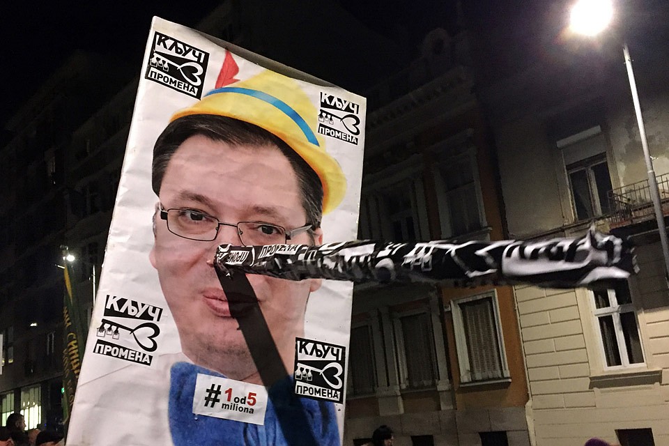 Словам Вучича собравшиеся в центре Белграда не верят. Фото: GLOBAL LOOK PRESS