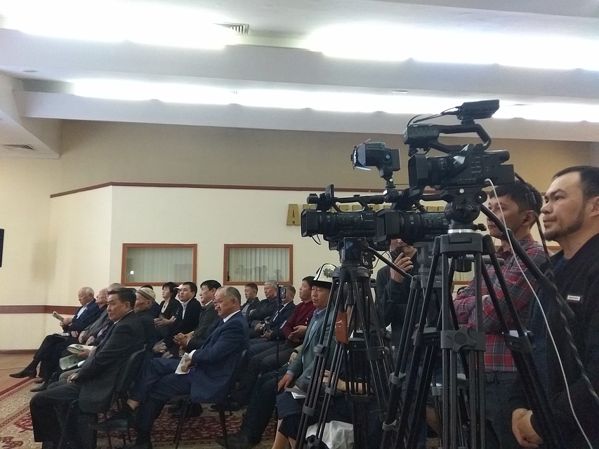 В брифинге принимали участие не только журналисты, но и сторонники партии «Мекен Ынтымагы» Фото: Инна АКСЕНОВА
