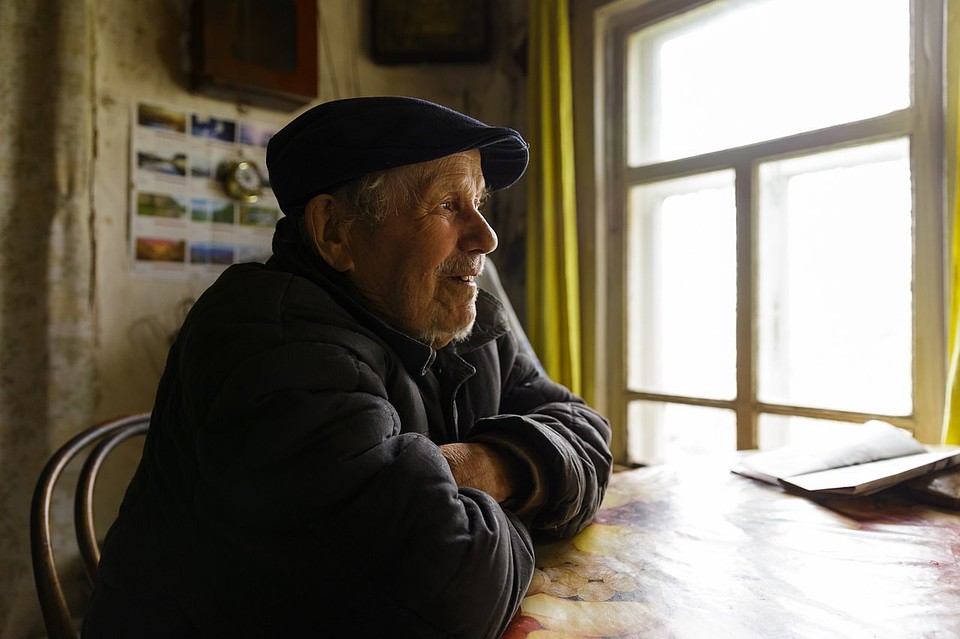 Евгений Попов 40 лет преподавал детям в школе историю. И после пенсии он хотел быть поле Фото: Наталия БЕШКАРЕВА