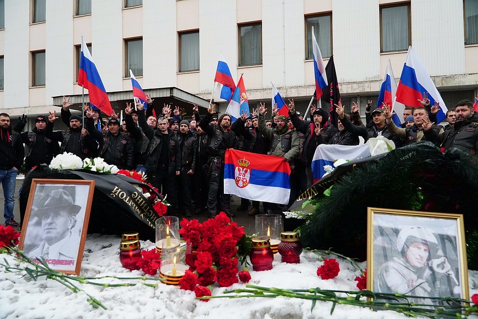 Памятная акция прошла у ворот посольства Сербии в Москве. Фото: пресс-служба "Ночных волков"