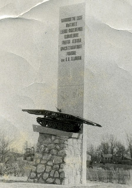 Этот указатель дороги к инженерному училищу появился в Борисово в 1969 году. На заднем плане видны дома Рябовки. Фото: Архив автора