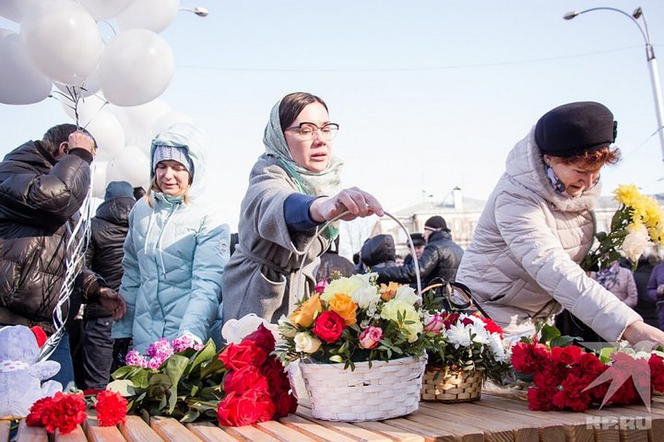 25 марта 2019 года Екатерина и Андрей возложили цветы у места трагедии в память о погибших родных Фото: Кирилл ЧАЩИН