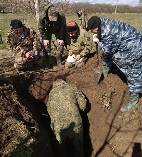 Поисковики на месте захоронения отважной школьницы. Фото: "Миус-Фронт"