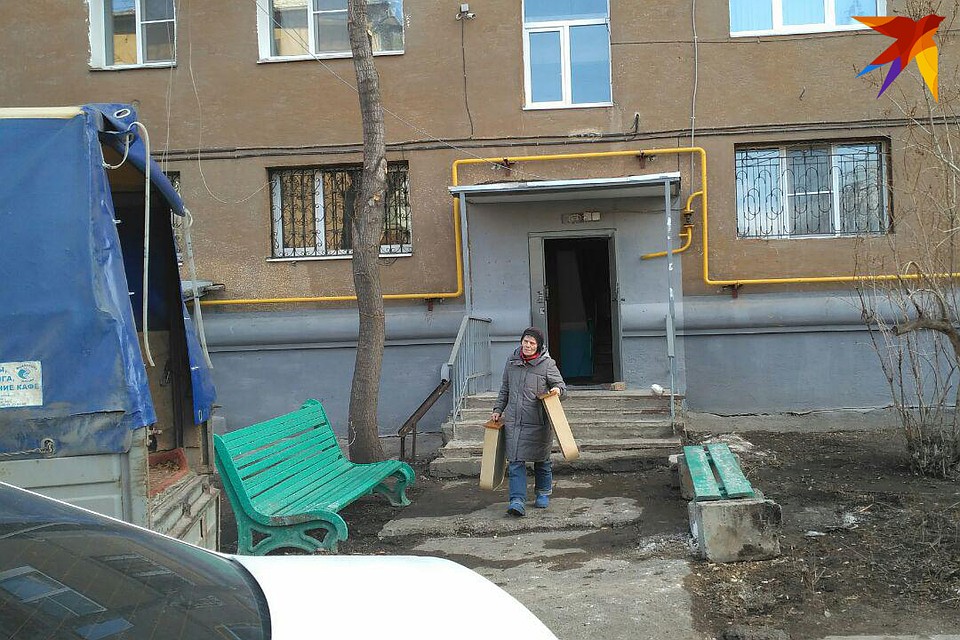 Кто-то вернулся только для того, чтобы забрать вещи и мебель. Фото: Ульяна ШЕВЧЕНКО