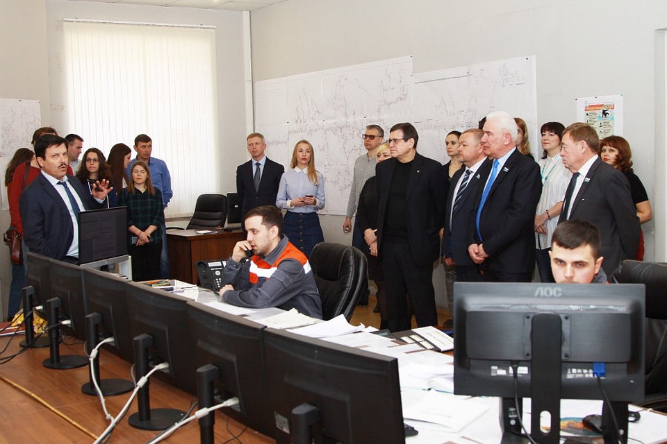 Проблему перехода на открытую схему ГВС обсудили в ЕТК с областными депутатами. Фото: предоставлено компанией