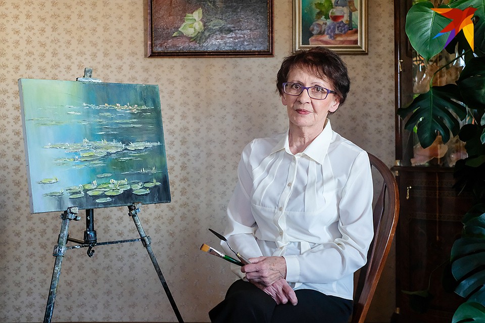 Нина Васильевна впервые взяла кисть в руки, когда вышла на пенсию. Фото: Артем КИЛЬКИН