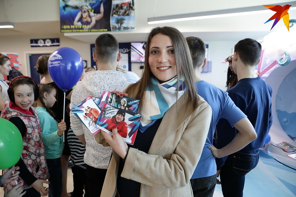 Дарья пришла на встречу, чтобы поздравить Николая Козеко с прошедшим днем рождения, пообщаться и передать привет от папы, заслуженного учителя физической культуры. Фото: Святослав ЗОРКИЙ