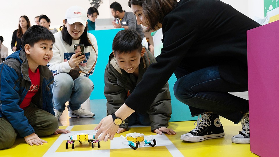 Комплекты LEGO Education позволяют вовлекать в учебный процесс всех учеников. Фото: LEGO