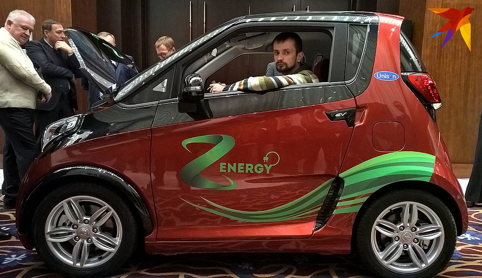 Двухместная малютка Zotye E200 внешне - брат-близнец немецкого Smart.