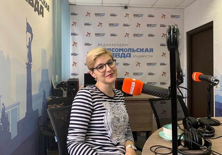 Политолог Ольга Кишаковская в эфире радио «Комсомольская правда» - Приморье» Фото: Алексей САМУСЬКОВ