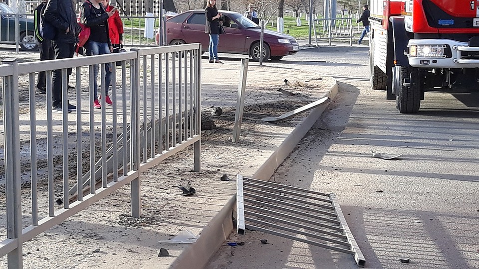Маршрутка протаранила ограждение остановки. Фото: Алексей Шабаршов